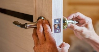 Установка и замена дверной ручки в Чайковском от 273 руб. – Мастер24, монтаж фурнитуры, недорого